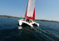 trimarano naviga a vela vista di poppa
